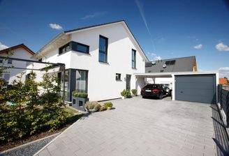 Ansicht mit Einfahrt und Garage!