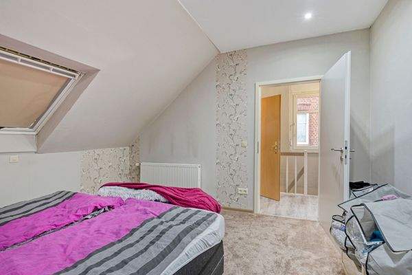 Schlafen I WE links OG