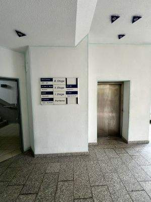 Treppenhaus mit Fahrstuhl