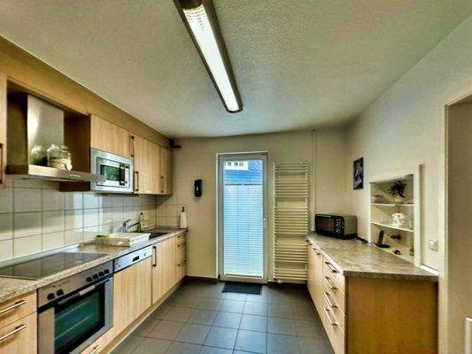 die geräumige Küche im Erdgeschoss