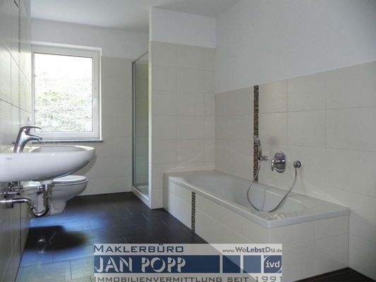 Tageslichtbad mit Wanne und Dusche