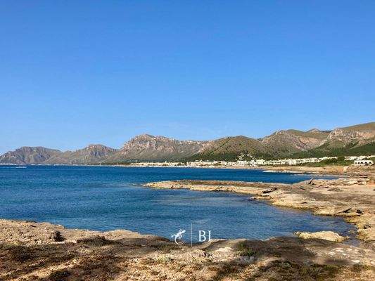 Meer und Blick in Richtung Berge