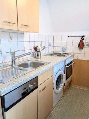 Küche mit Herd, Spülmaschine