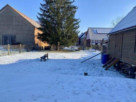 Garten mit Nebengelass