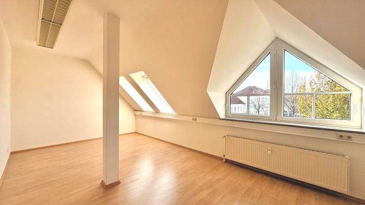Helles Dachgeschoss-Büro
