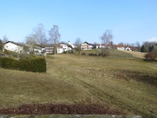 Blick zur Kirche in Berg