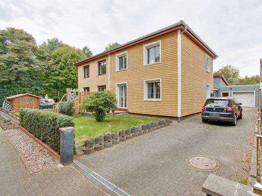 Hauptgebäude mit Auffahrt