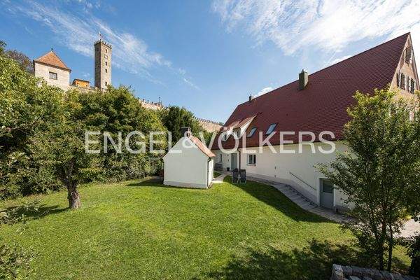 Exklusives Saunahaus eingebettet in den weitläufigen Garten – ein Rückzugsort voller Stil und Ruhe.