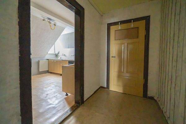 Wohnungsflur mit Blick zur Küche DG rechts