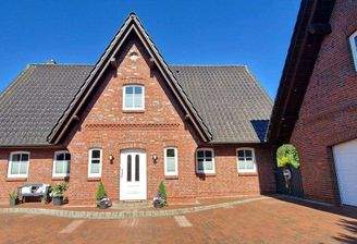 Vorderansicht mit Friesengiebel