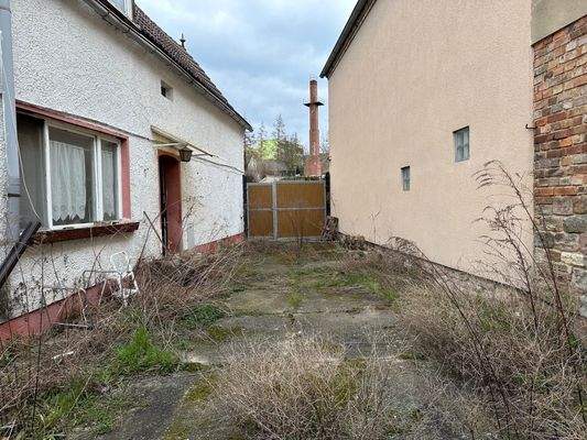 Grundstückszufahrt und Hof