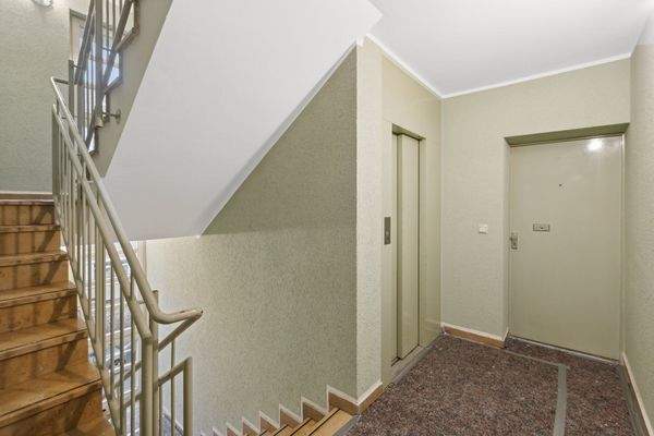 Treppenhaus mit Aufzug