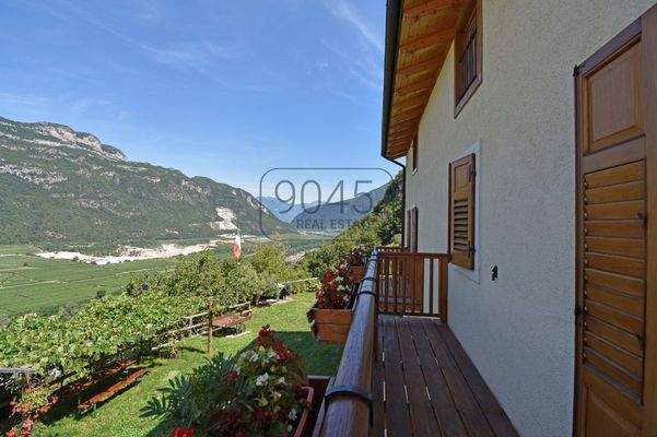 Exklusive Villa mit Panoramablick und großem Grundstück – Ala