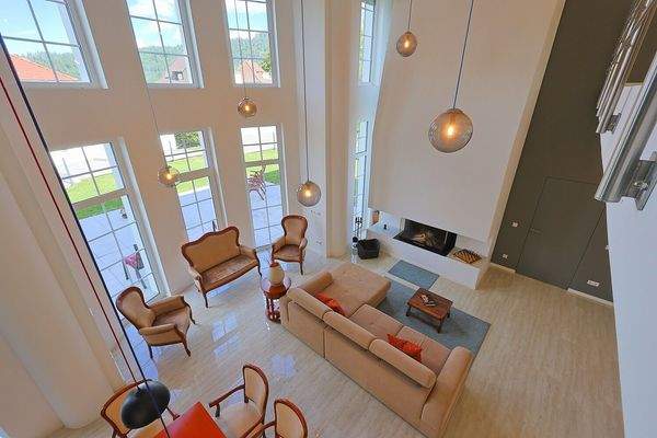 Großer Salon mit Kamin