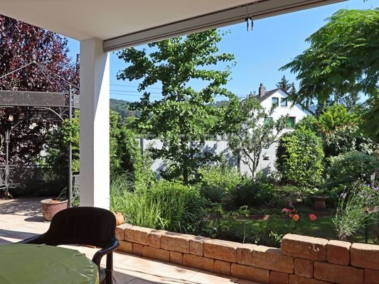 Überdachte Terrasse mit Blick in den Garten