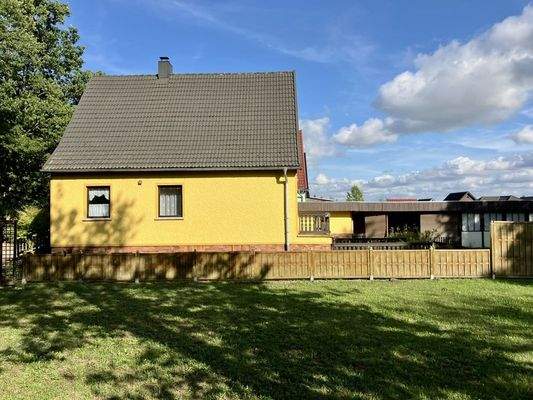 seitliche Hausansicht