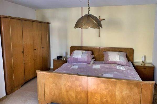 geräumiges Schlafzimmer mit Zugang zum Balkon