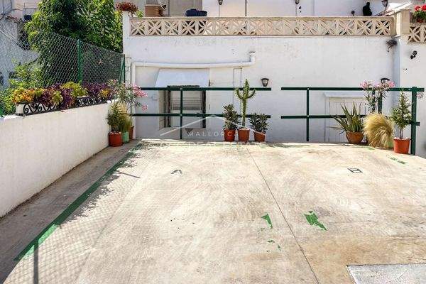 Zugehöriger Parkplatz