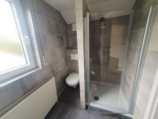 Bad mit Dusche und WC im Dachgeschoss