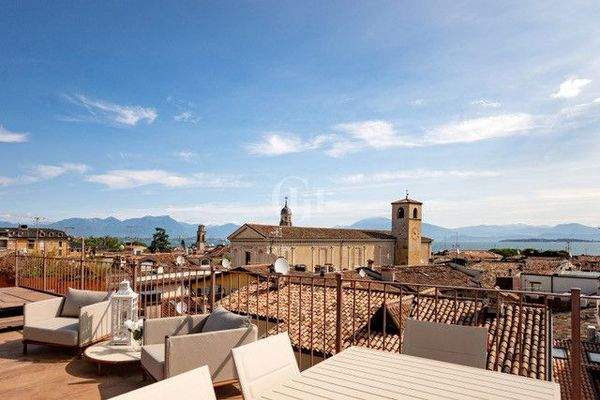 Blick auf den See und die Altstadt