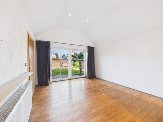 Schlafzimmer mit Austritt in den Garten