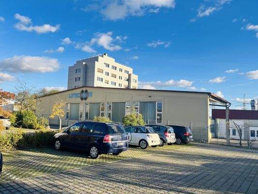 Nordansicht der Gewerbeimmobilie mit Zauneinfriedung