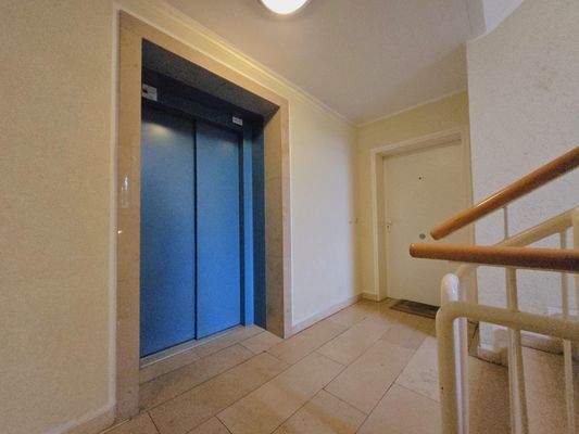 Treppenhaus mit Aufzug