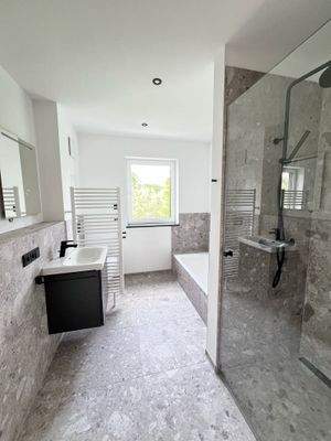 Bad m. Wanne u. Dusche