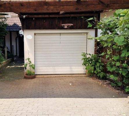 Hofeinfahrt mit Stellplatz und Garage neu