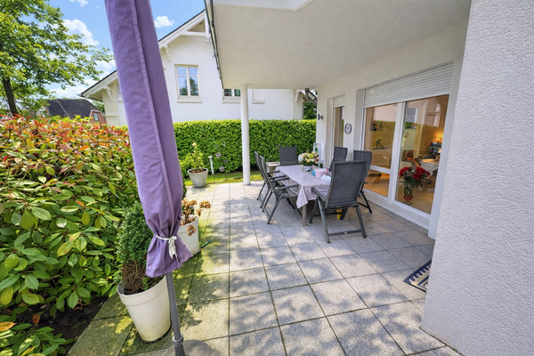 Sonniger Patio mit bequemen Möbeln.png