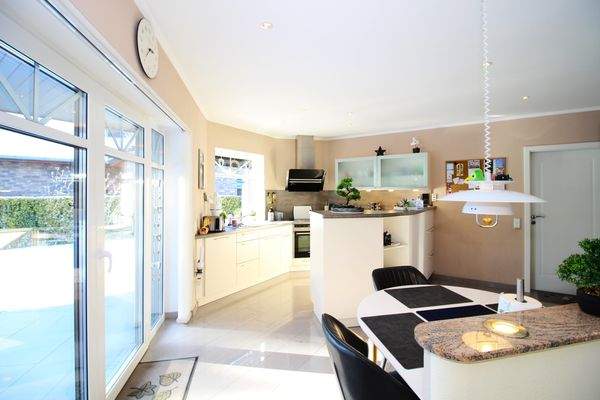 Küche mit Einbauküche