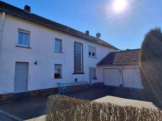 Rückansicht mit Hof und Doppelgarage