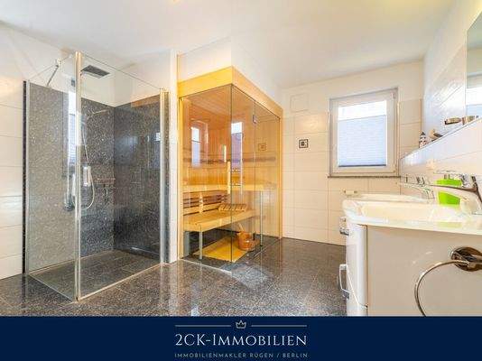 Badezimmer mit Walk In Dusche