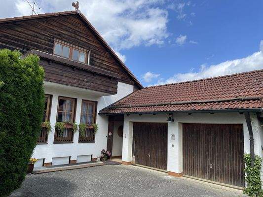 Ostseite mit Garagen