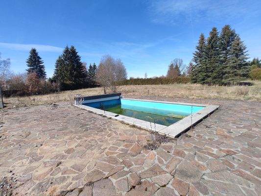 ehem. Pool auf dem Grundstück