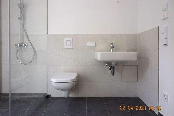 Bad mit Wanne und Dusche