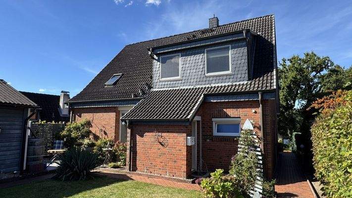 Gartenansicht mit Hauseingang