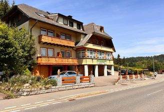 Vor dem Haus