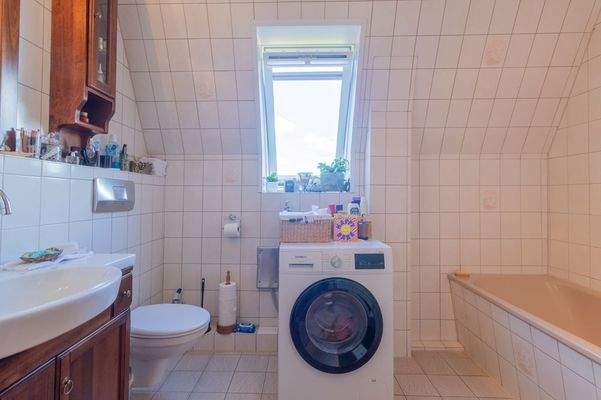 Tageslichtbad mit Badewanne