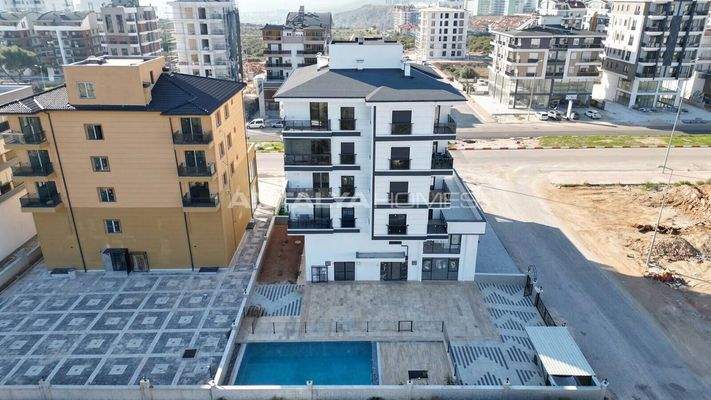 Flat in a Complex with Pool Near Antalya City Hospital in Kepez
