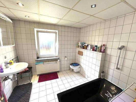 1 Bad mit Wanne+Fenster.jpeg