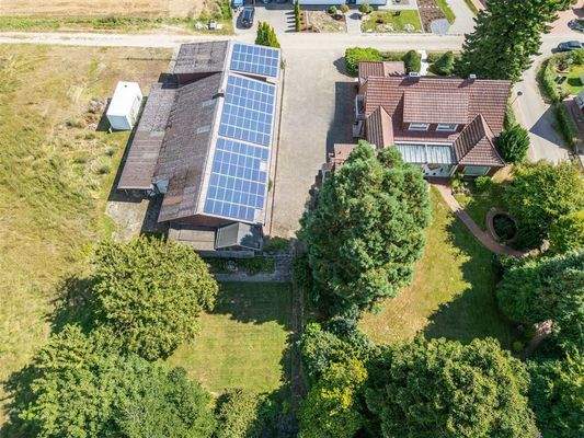 Luftbild mit Grundstück, Wohnhaus und Lagerhallen 