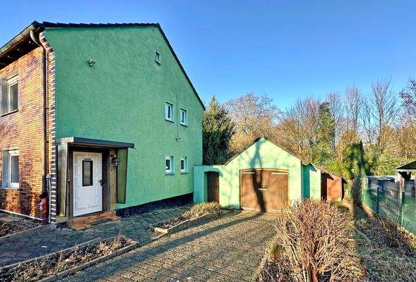 Seitenansicht / Zufahrt zur Garage