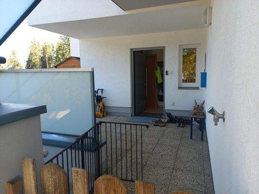Eingangsbereich und Zugang zum Treppenabgang im Aussenbereich