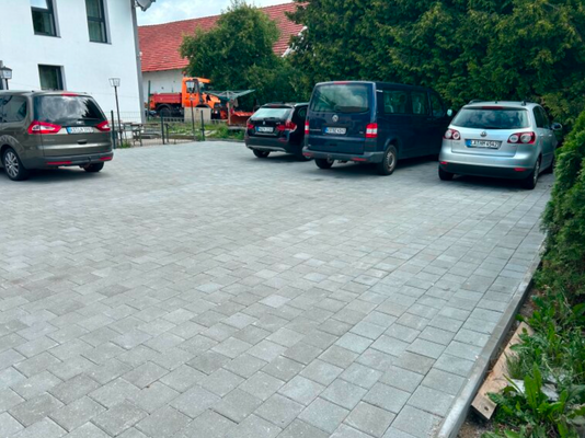 Gepflasterte Parkplätze
