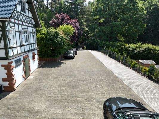 Hofeinfahrt mit Parkplätzen
