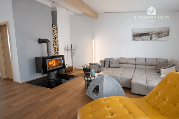 Wohnzimmer mit Holzofen 
