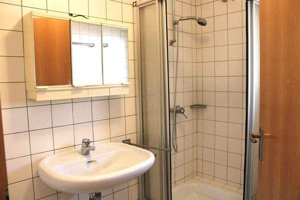 Duschbad mit Fenster EG