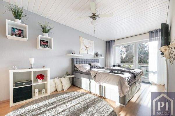 Sonniges Schlafzimmer mit Balkonzugang