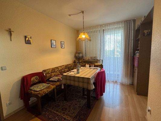 Esszimmer offen zum Wohnzimmer und mit zweitem Balkon